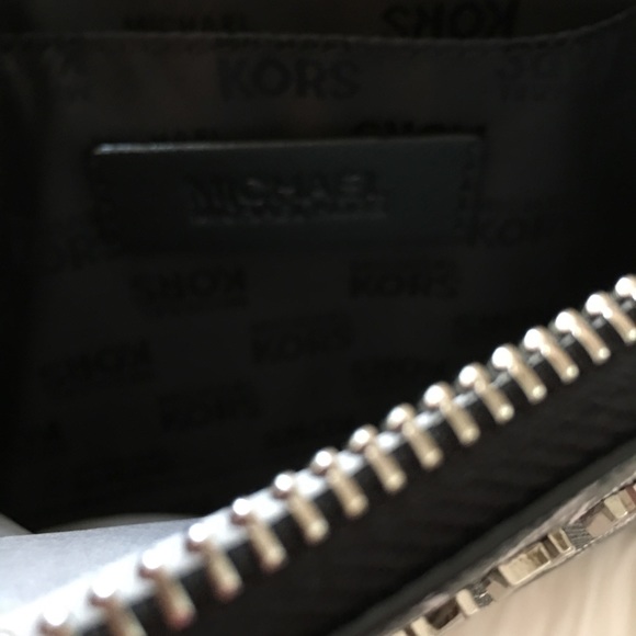 LAST ONE NWT Michael Kors Giftables LG Zip Clutch - Picture 8 of 8